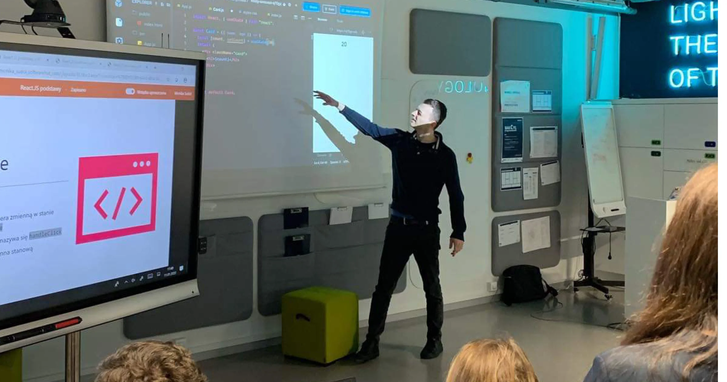 Trener FutureSoft prowadzi prezentację dla zespołu